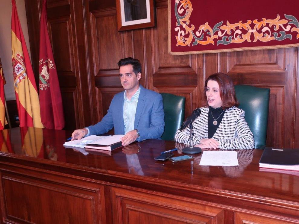 Emma Buj y Ramón Fuertes, al anunciar el traslado del mercadillo.