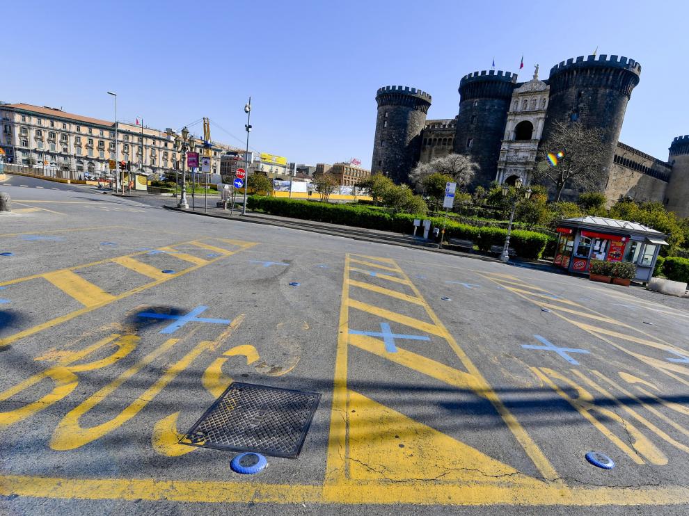 Aspecto que presentaba este martes una plaza de la ciudad italiana de Nápoles.