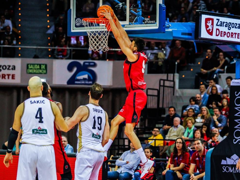 Brussino machaca el aro en el partido ante el Lietkabelis.