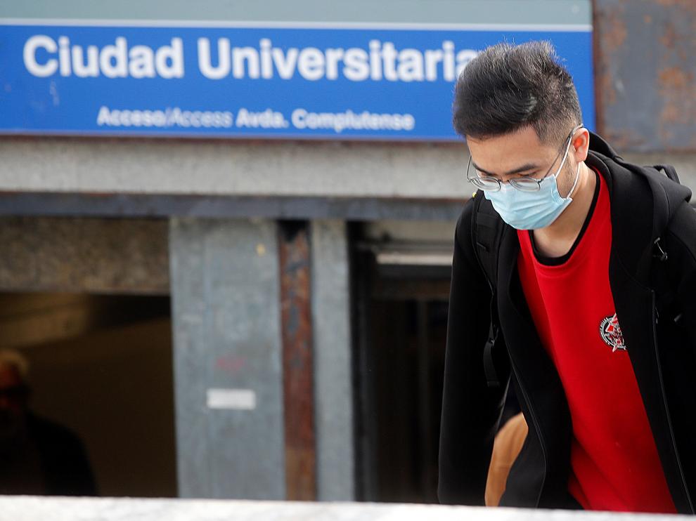 Un estudiante universitario en Madrid con mascarilla. Las clases se cierran mañana.