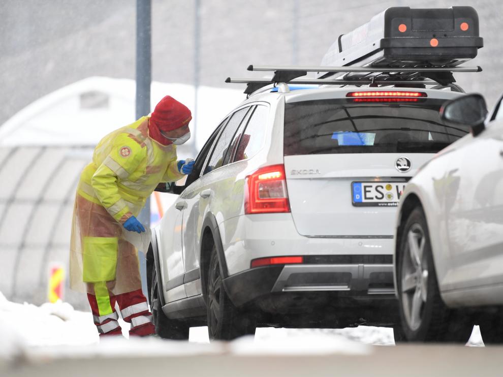 Un médico austricaco chequea a un conductor procedente de Italia en el paso de Brenen, frontera con Austria