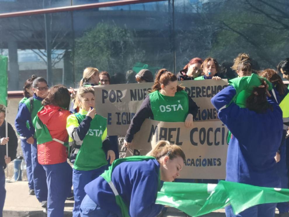 Trabajadoras, en la concentración de protesta hoy, a las puertas de la fábrica.