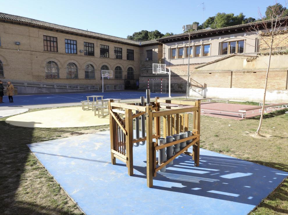 El colegio El Parque ha instalado nuevos juegos inclusivos en los patios de recreo.