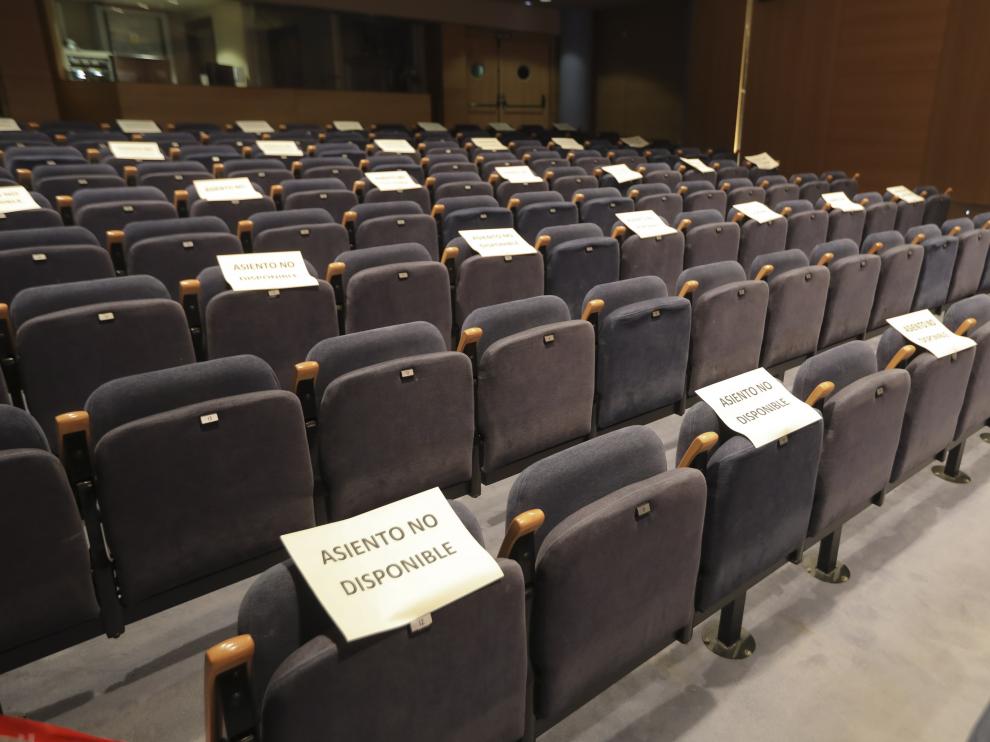 Los asientos del centro cultural de Ibercaja marcan las distancia entre espectadores.