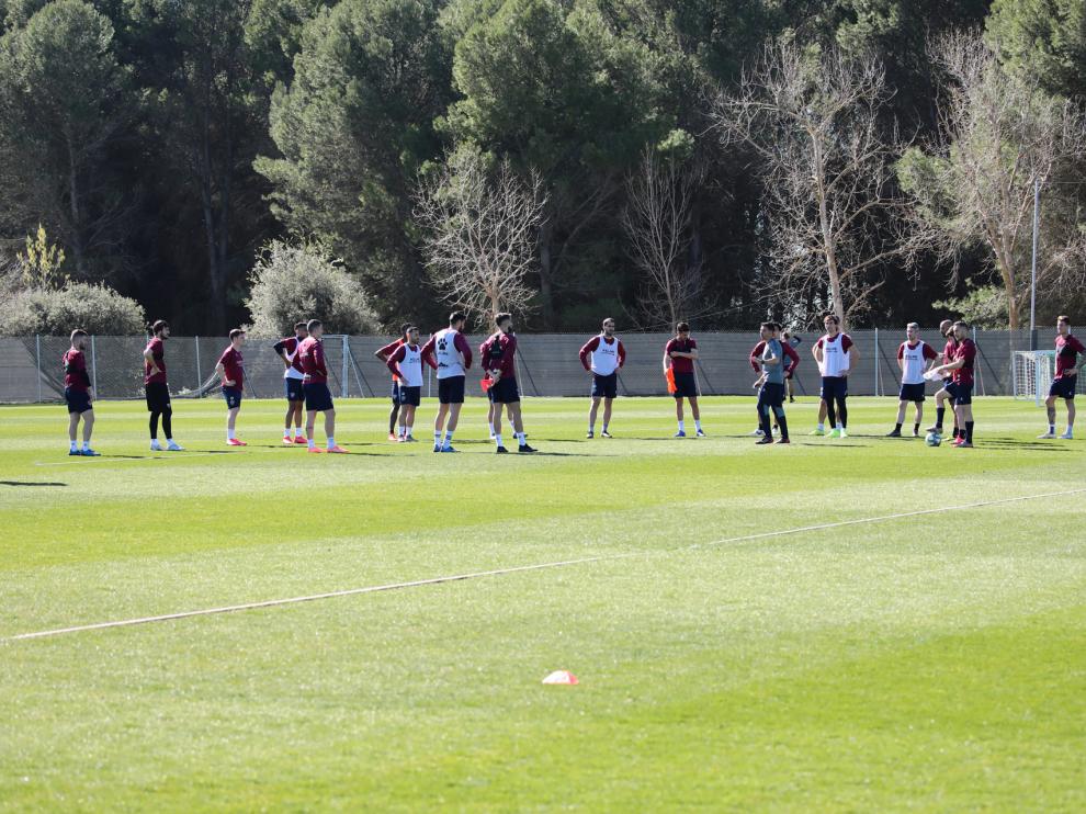 Entrenamiento de la SD Huesca este miércoles en el IES Pirámide.