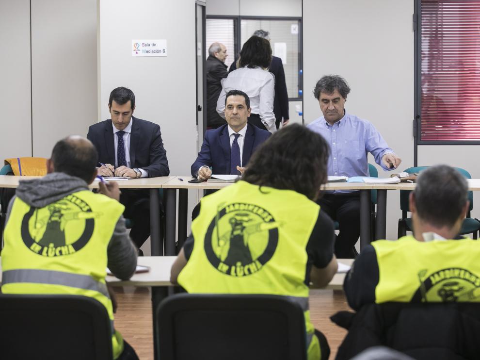 Representantes de los jardineros y de FCC, en el SAMA