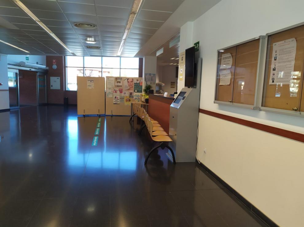 Sillas y plásticos para protegerse contra el coronavirus en los centros de salud de Aragón.