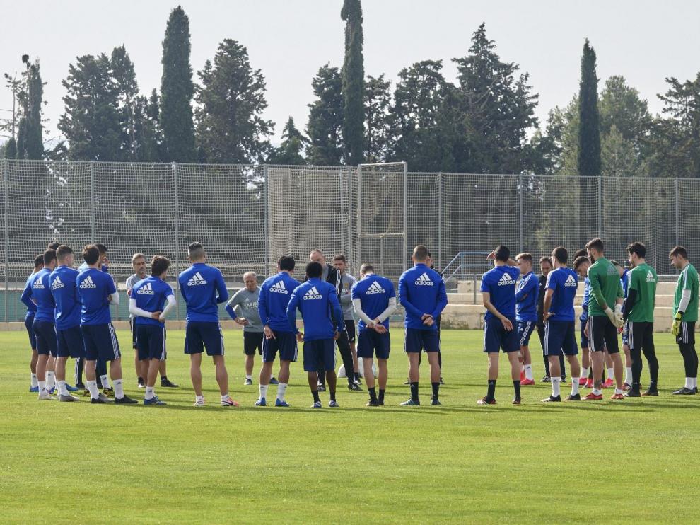 Víctor Fernández charla con los jugadores, en la mañana de este jueves, antes del entrenamiento que precedió a la suspensión de los dos próximos partidos de liga.