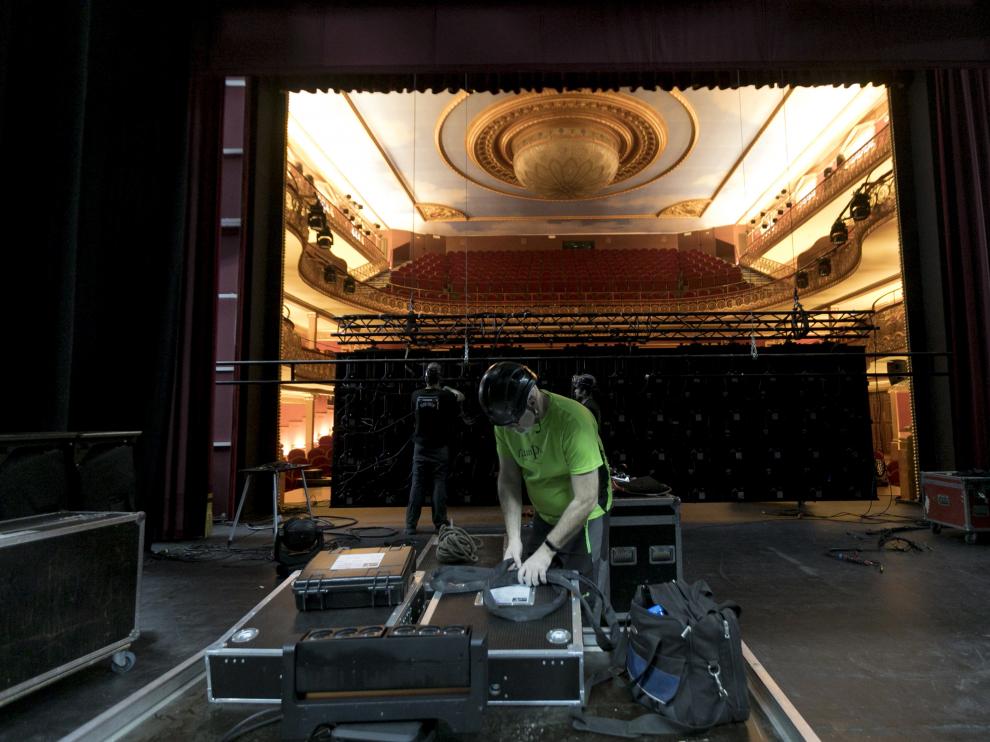 Los operarios ya han procedido al desmontaje en el Teatro Olimpia.