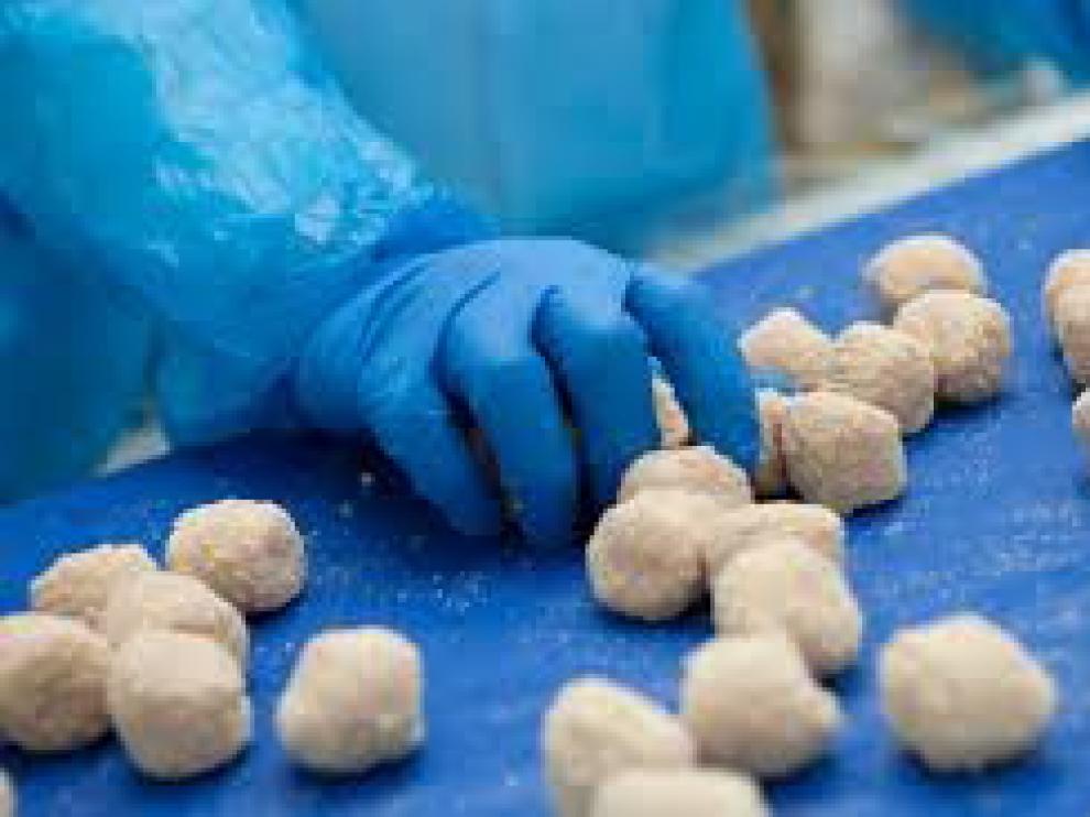 Un trabajador de Aldelís en la línea de producción de croquetas de pollo.