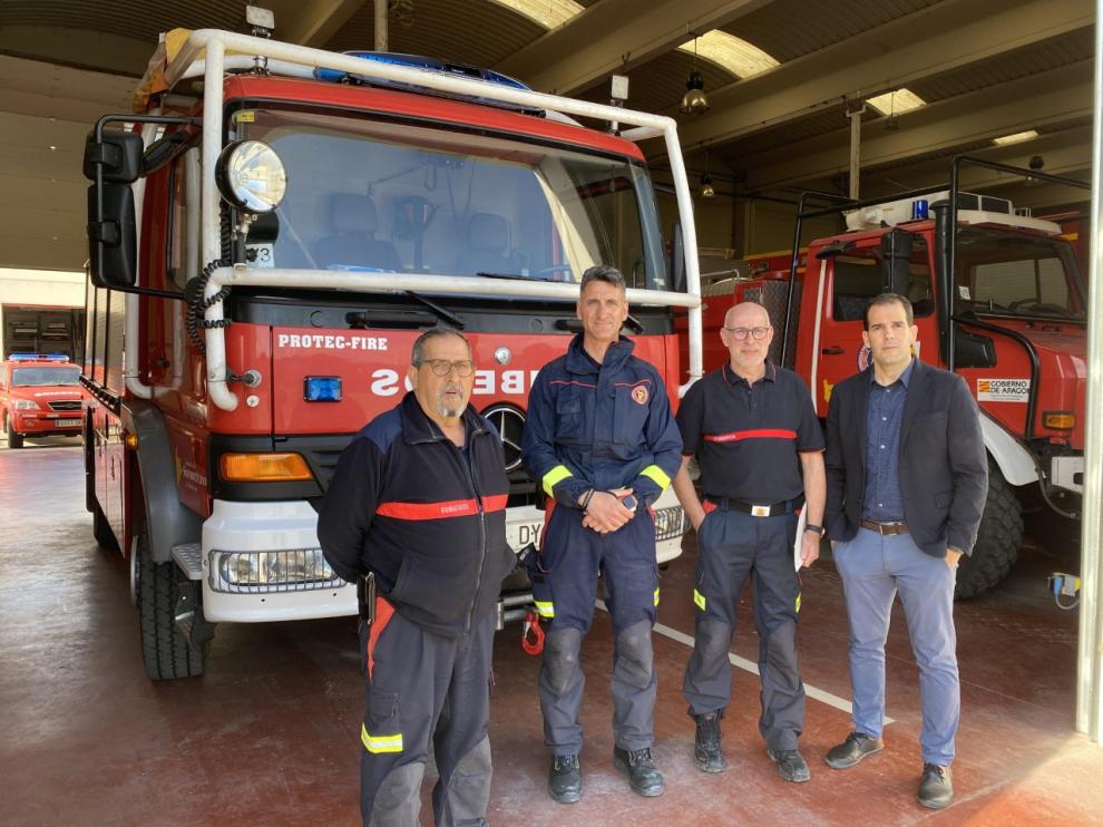 El presidente Daniel Gracia con el jefe de área, un bombero a tiempo parcial o voluntario y dos bomberos profesionales.