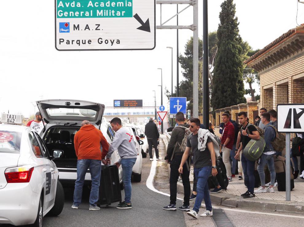 Varios estudiantes de la Academia General Militar salen del centro después de la decisión de Defensa de enviarlos dos semanas a su casa por el coronavirus.