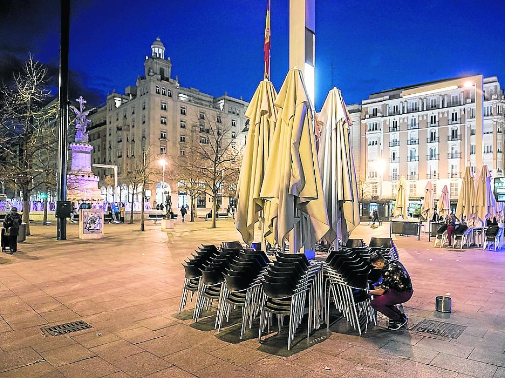 Los hosteleros de la capital zaragozana comenzaron a recoger las terrazas este viernes.
