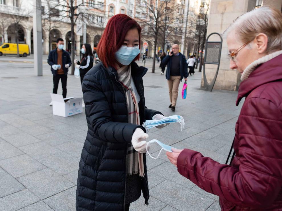 Reparto de mascarillas en la plaza de España.