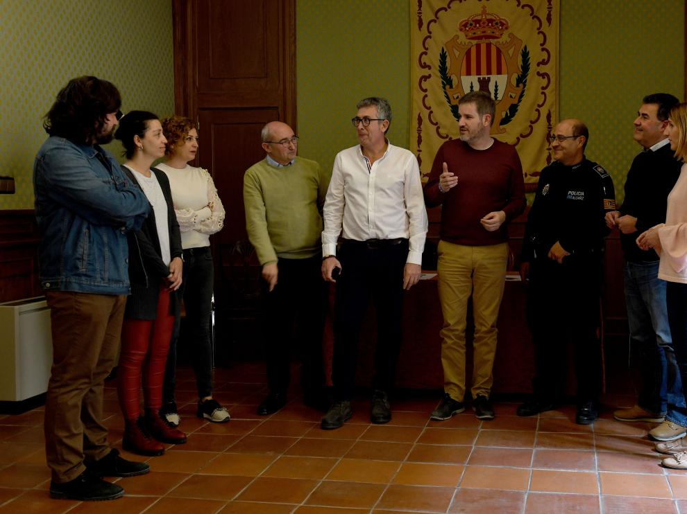 El alcalde, con varios miembros de la Corporación y un mando de la Policía Local al presentar las medidas tomadas para frenar el coronavirus.