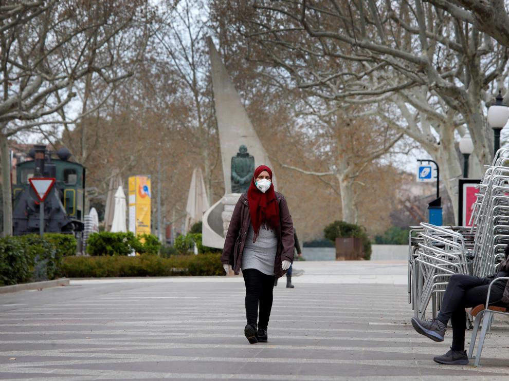 Una mujer pasea por el centro de Igualada este viernes durante el primer día del cierre policial.