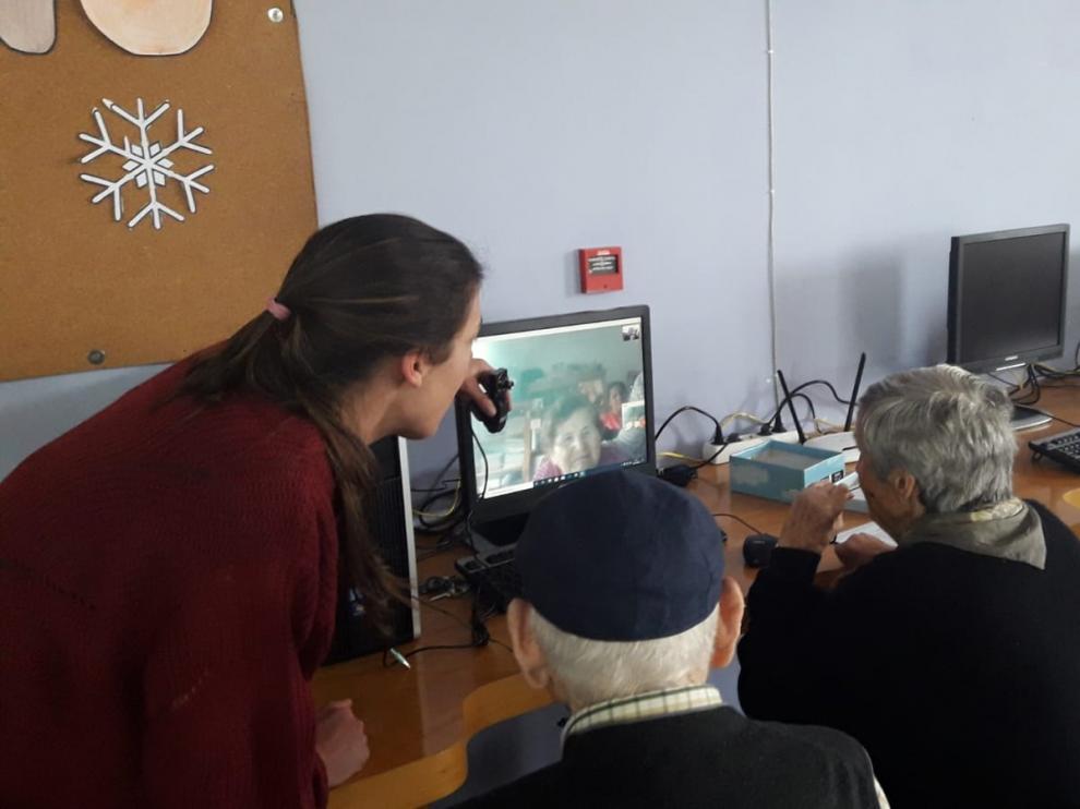 Ancianos de la residencia de Barbastro, en una conversación.