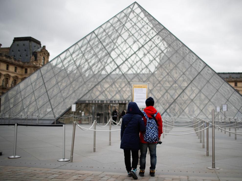 Louvre museum among top French tourism landmarks closed their doors due to coronavirus.