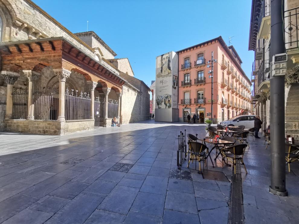 Una terraza llena en Jaca, con calles casi desiertas y tiendas cerradas.