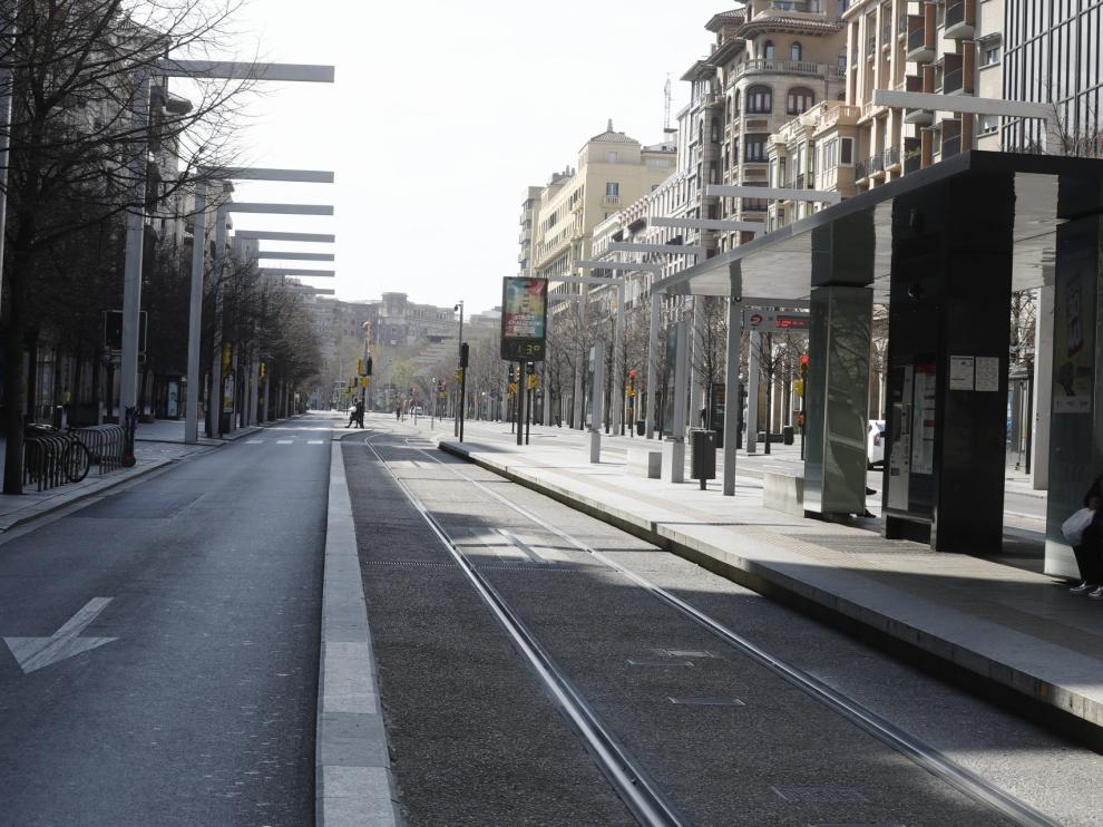 Zaragoza ha presentado este domingo un aspecto inusual tras la entrada en vigor de las restricciones a la circulación por el coronavirus.