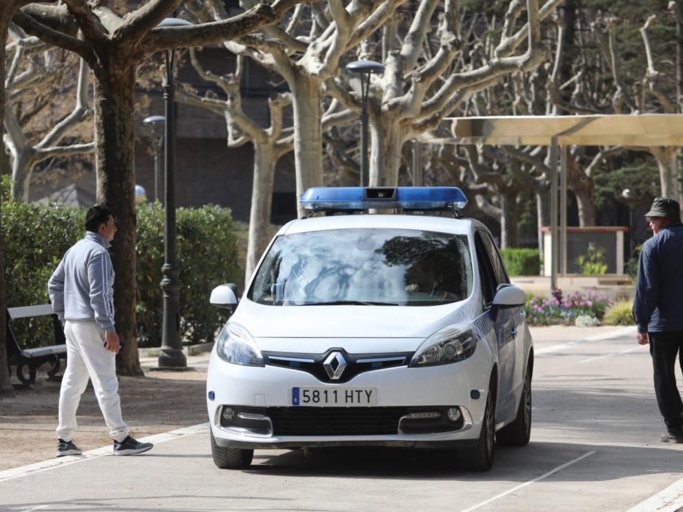 Una coche de la Policía Local de Huesca patrullaba en el parque Miguel Servet y mandaba a los viandantes a casa.