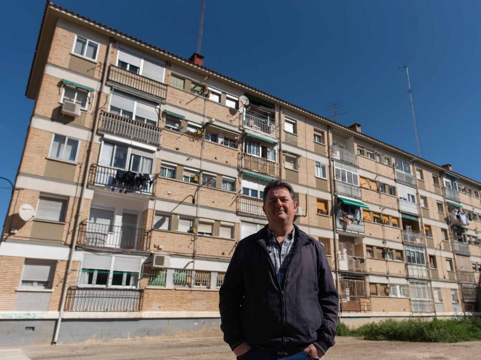 Pedro Galindo, presidente de la comunidad de vecinos de Peña Oroel 13, que espera su reforma.