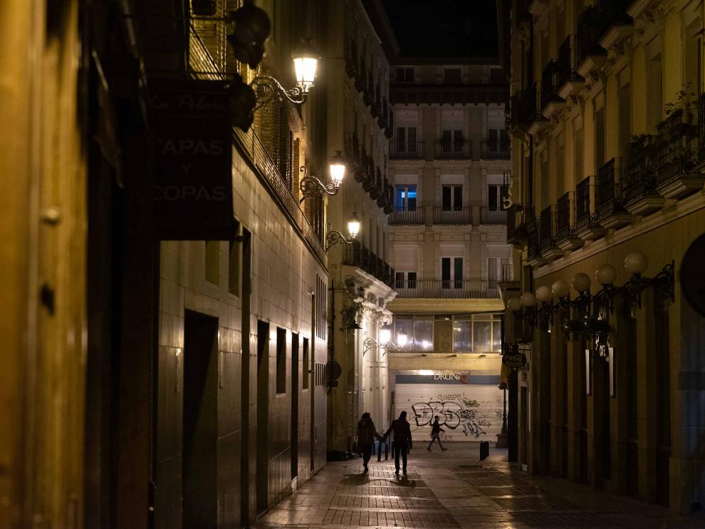 Las calles de Zaragoza estuvieron prácticamente desiertas la noche del sábado tras la entrada en vigor de las restricciones por la crisis del coronavirus.