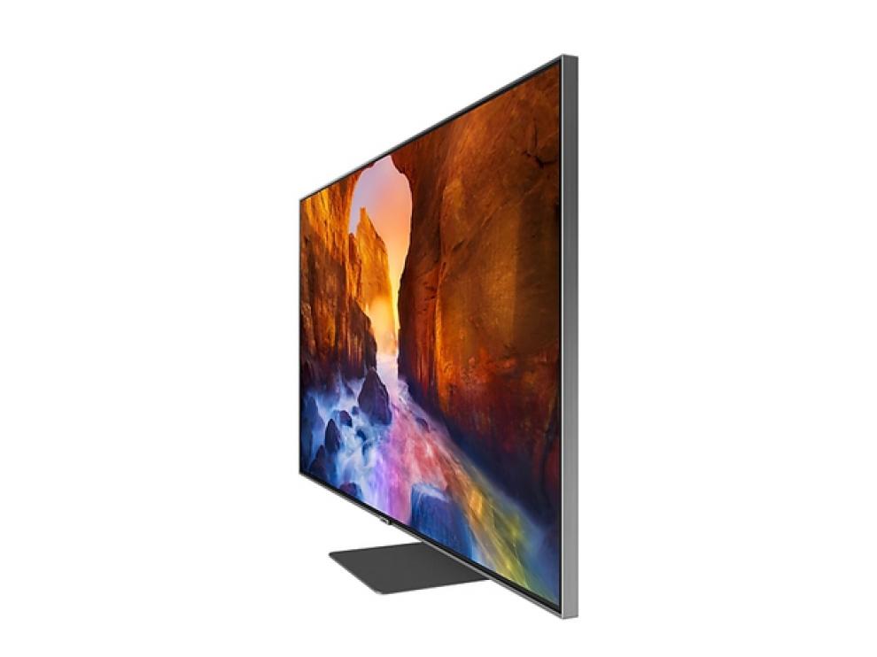 La peana es elegante y visualmente ligera. Deja el espacio justo para colgar una barra de sonido bajo el televisor. Si la colgamos en la pared, el sistema Ambient Mode permite convertir el televisor en un cuadro o volverlo casi invisible.