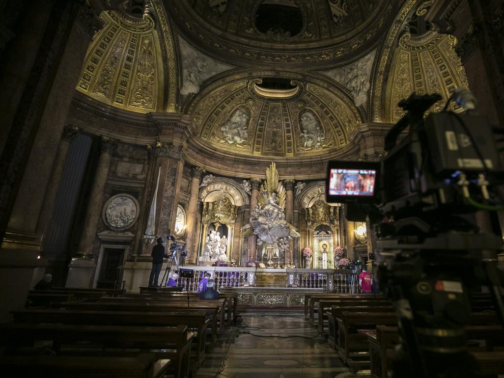 La basílica del Pilar se convirtió este domingo en un improvisado plató de televisión.