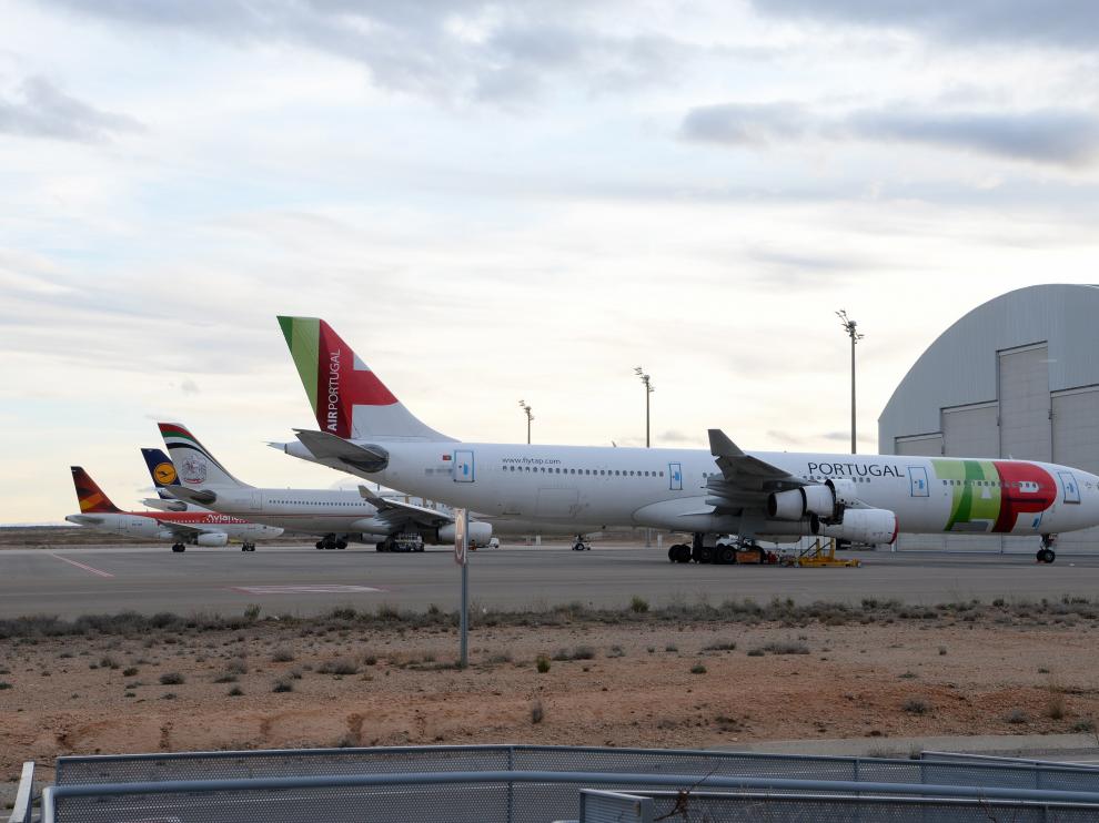 Aviones aparcados frente a los hangares del aeropuerto de Teruel.