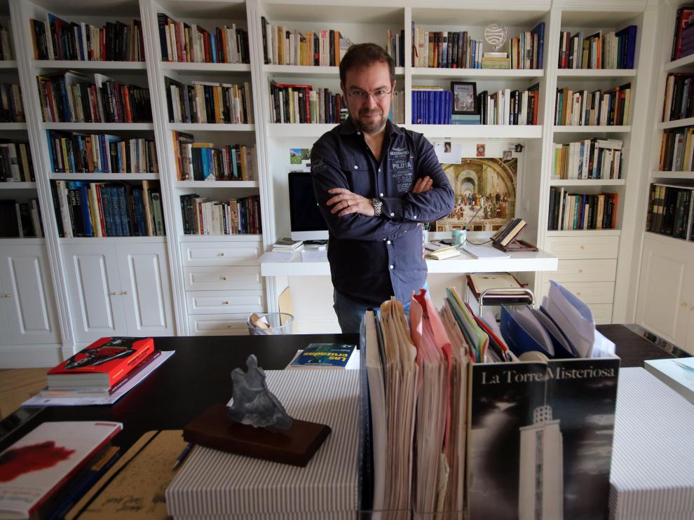 Javier Sierra, en su domicilio de Madrid, en una fotografía que le hizo ayer su hija Sonia.