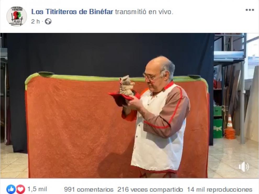 Paco Paricio, durante la actuación en directo que han ofrecido los Titiriteros de Binéfar en sus redes sociales.