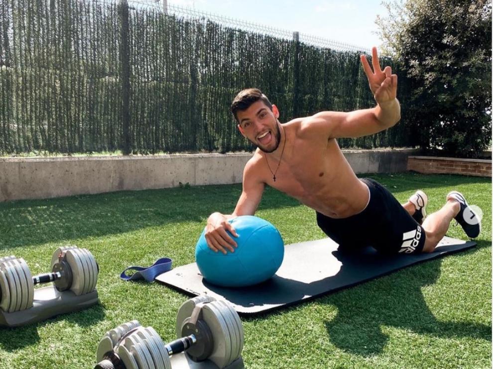 Rafa Mir realiza ejercicios en el jardín de su casa.