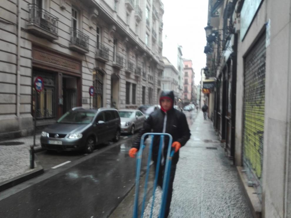 Un repartidor, esta mañana, en la calle San Jorge de Zaragoza.