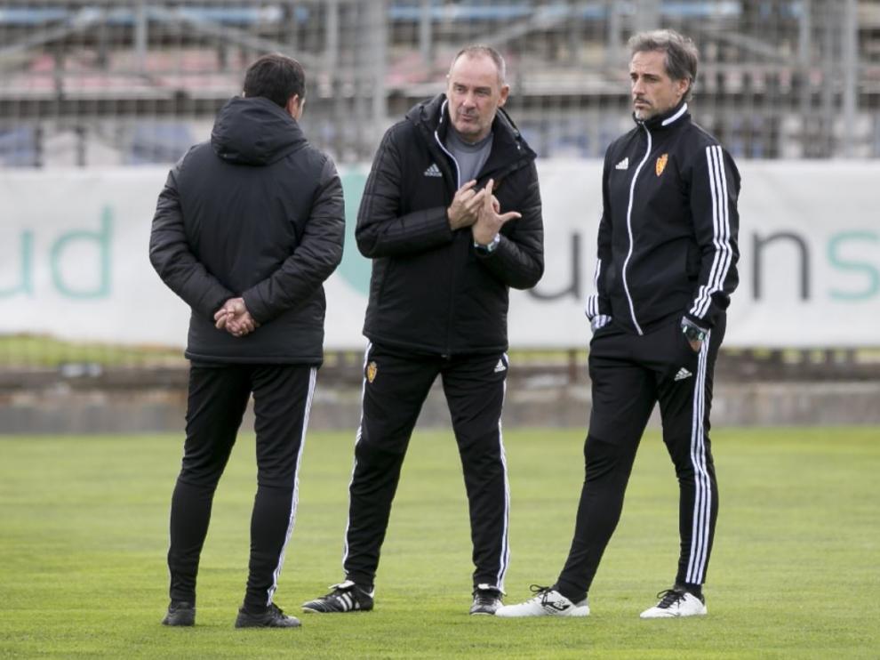 Víctor Fernández, Roberto Cabellud y José Luis R. Loreto (de espaldas), charlan en la Ciudad Deportiva.