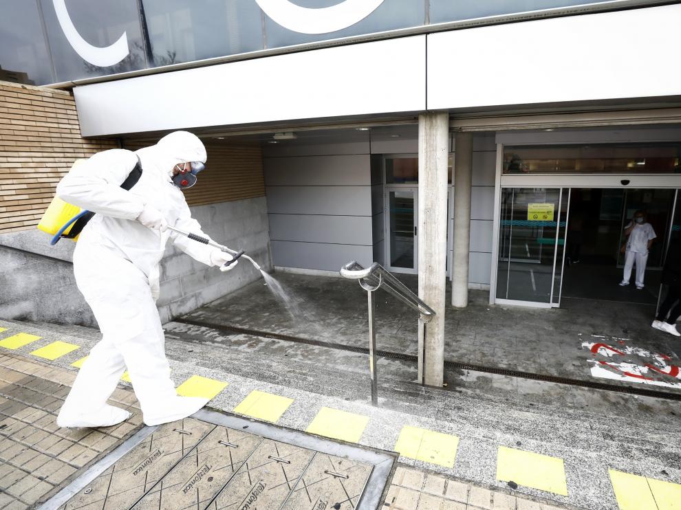 La UME desinfecta los edificios más transitados de Zaragoza contra el virus