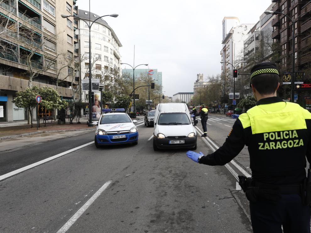 Controles policiales en Zaragoza por el coronavirus.