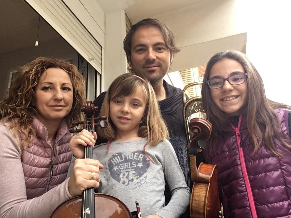 Arantxa Lobe y Javier Gonzalo, con sus hijas Leire y Naiara. Los cuatro tocan cada día desde su balcón.