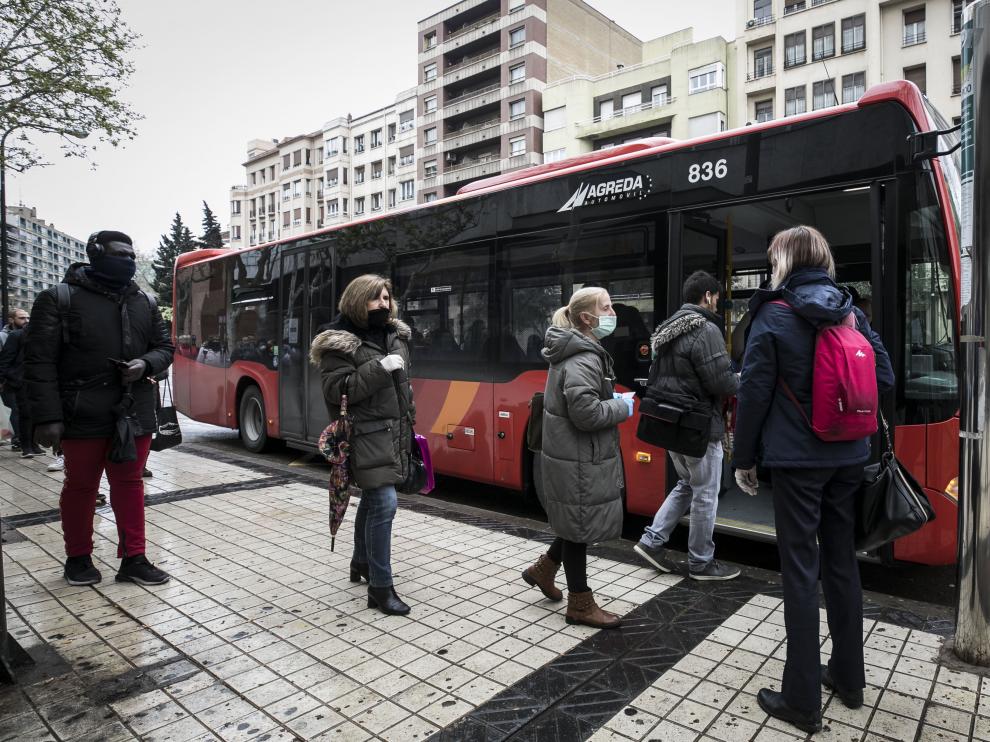 Autobús de Casetas en el primer día de reducción de frecuencias por el coronavirus.