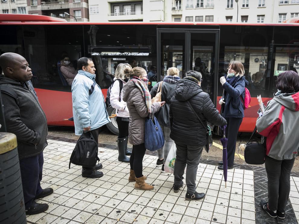 Autobús de Casetas en el primer día de reducción de frecuencias por el coronavirus.
