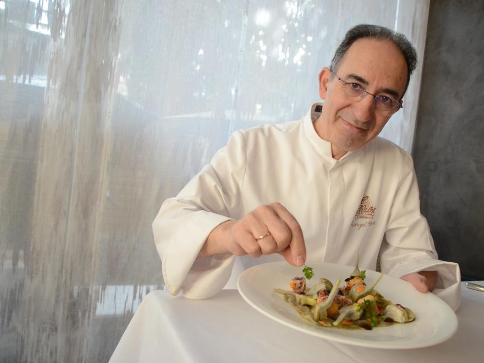 Ángel Conde, chef del restaurante El Chalet, con su receta con alcachofas.
