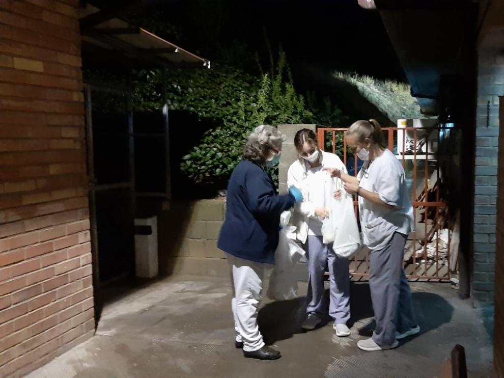 Empleadas de la comarca de la Ribagorza llevando comida a los mayores.
