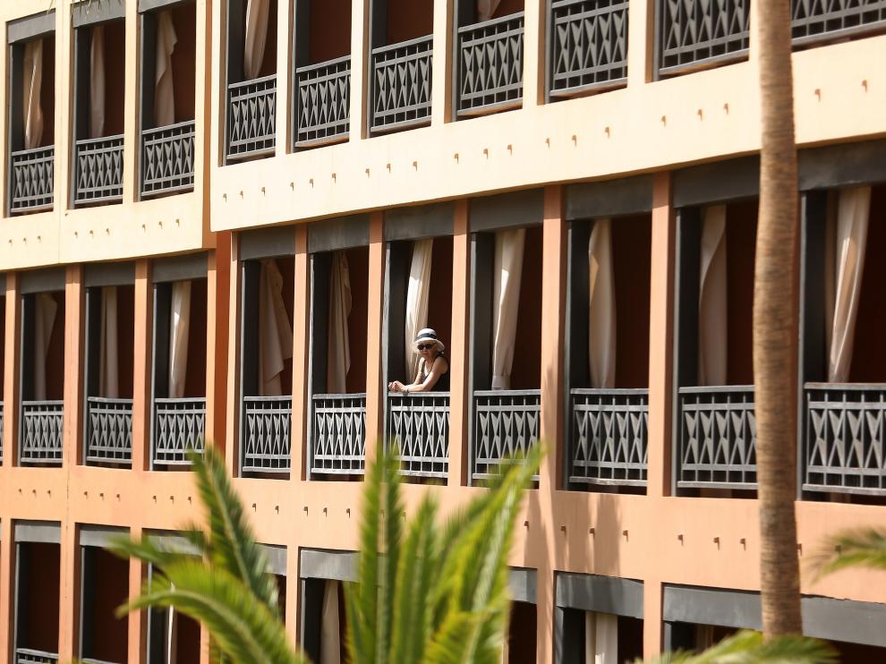 Una turista se asoma a un balcón de un hotel en cuarentena