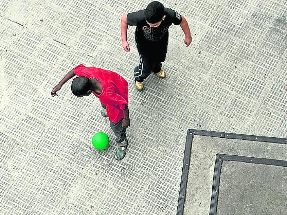 Imagen de archivo de unos menores jugando.