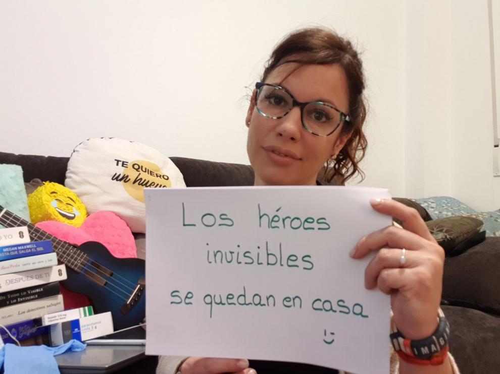 Imagen de Maritxell Ripoll, zaragozana enferma con coronavirus, que se hizo a sí misma en su aislamiento.