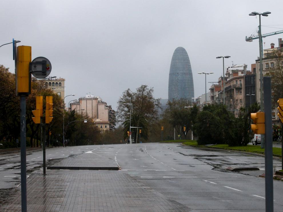La avenida Diagonal de Barcelona, sin tráfico un lunes por la mañana.