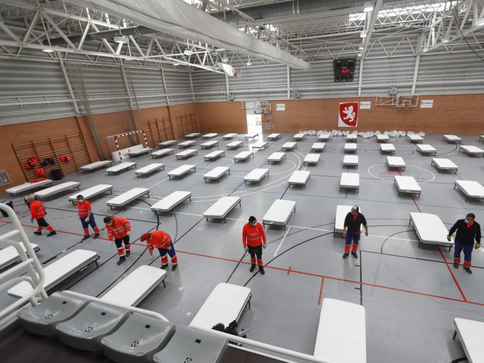 El polideportivo de Tenerías ofrece cien camas para personas sin hogar durante el confinamiento.