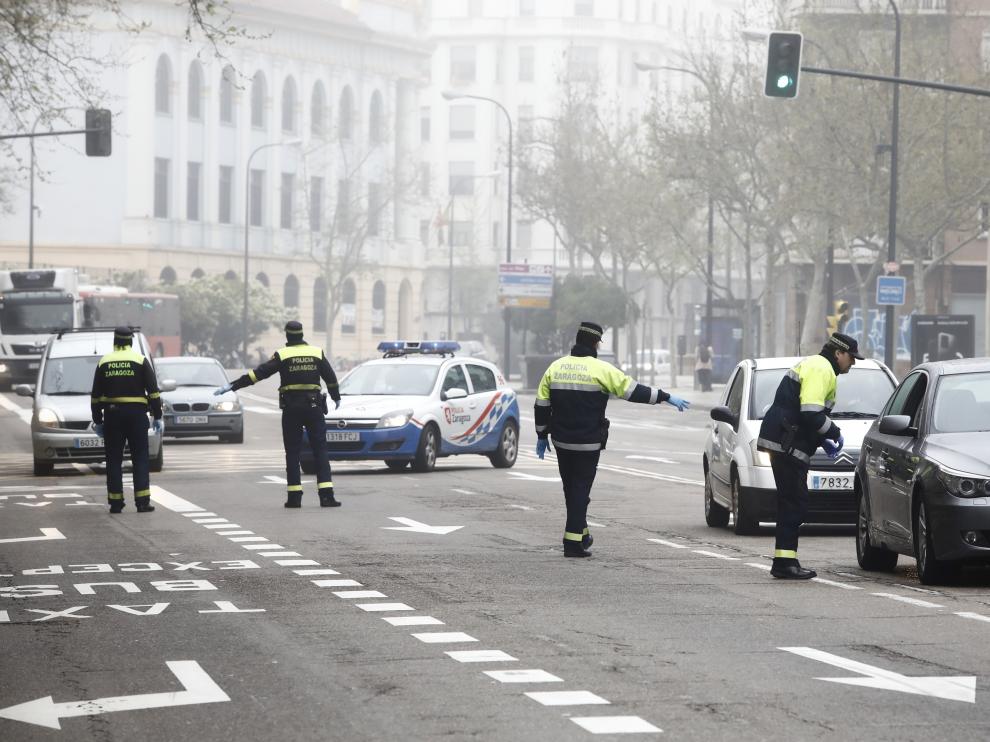 La Policía Local de Zaragoza controla la circulación de vehículo.