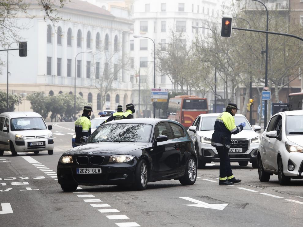 La Policía Local de Zaragoza controla la circulación de vehículo.