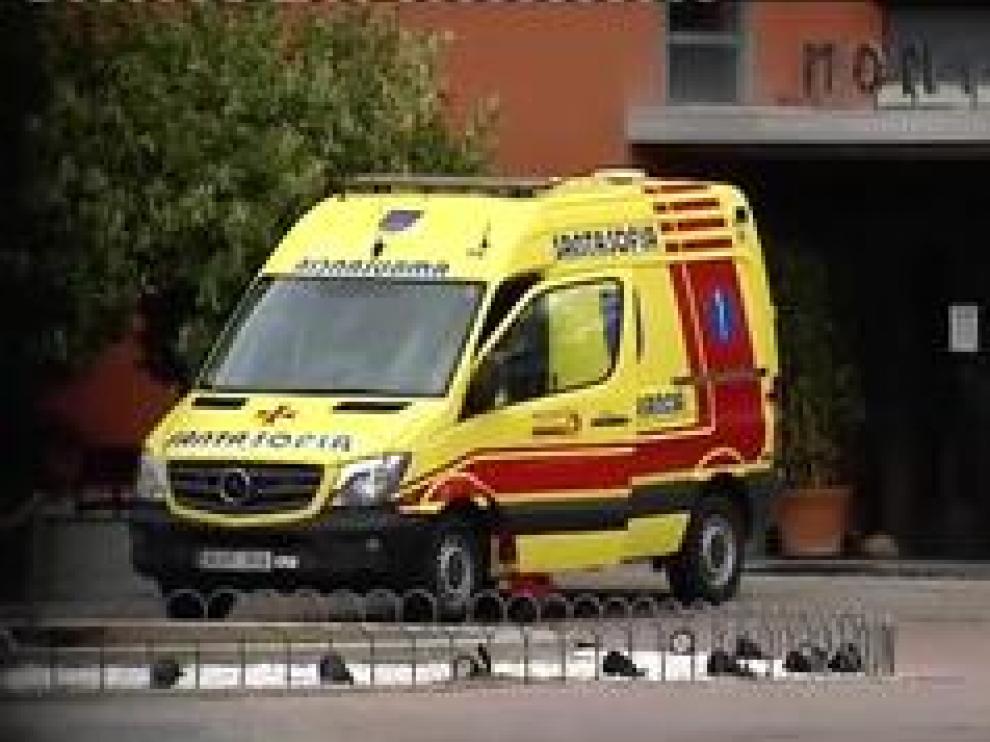 Una ambulancia llega a la residencia y minutos después lo hace un coche fúnebre. Varios agentes, protegidos con mascarillas, entran también en las instalaciones. Las empleadas guardan silencio ante las cámaras y solo una se atreve a reconocer la existencia de un brote, que más tarde confirma la Consejería de Sanidad: 17 muertos por coronavirus.